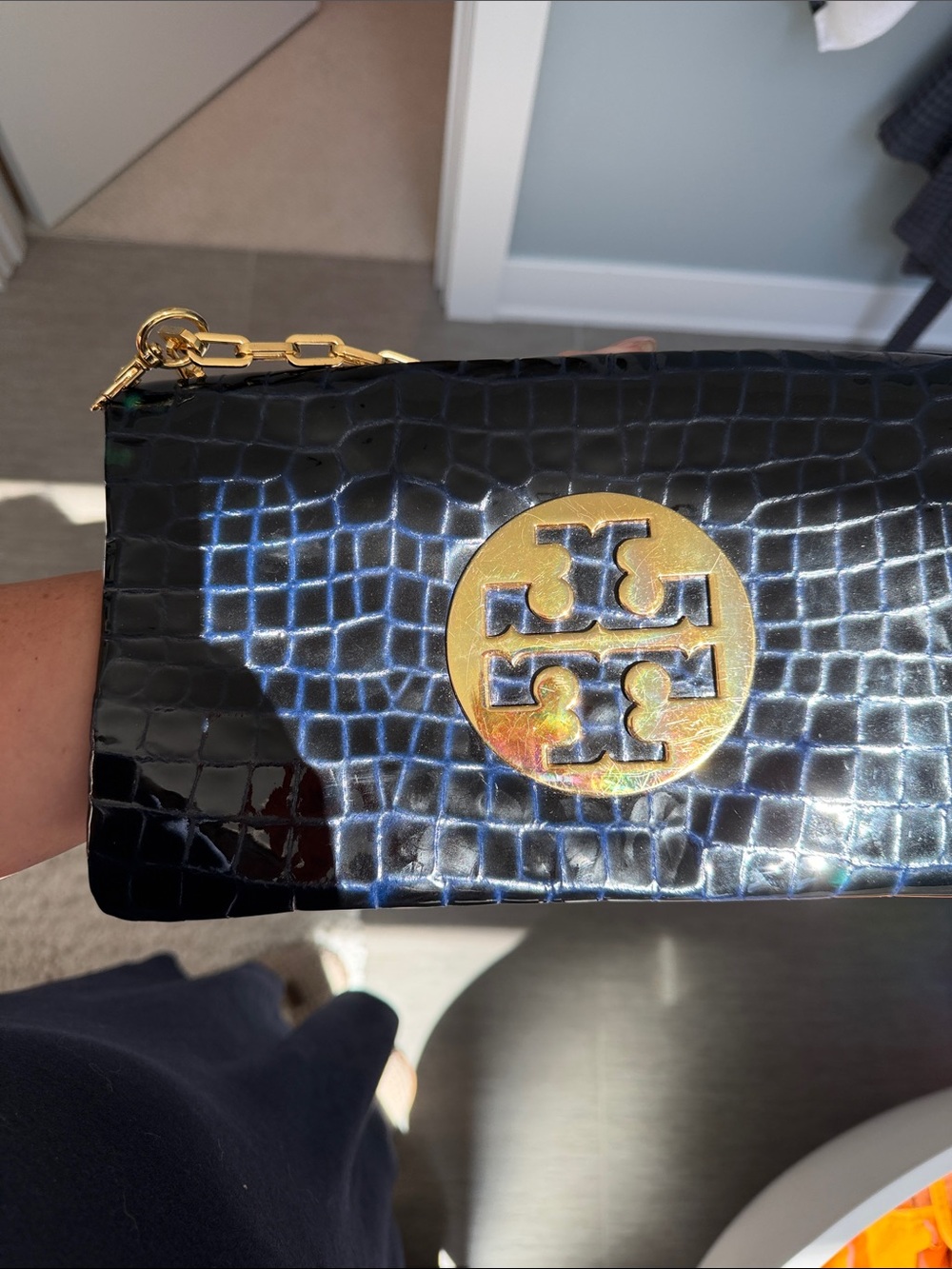 Tory Burch Navy Patent Croc-Embossed Clutch with Gold Logo - Picture 6 of 7